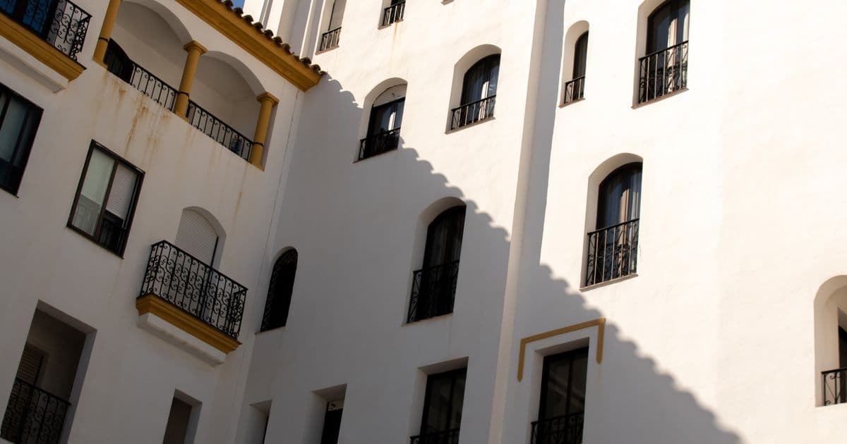 Fachada de un edificio residencial español con balcones de forja