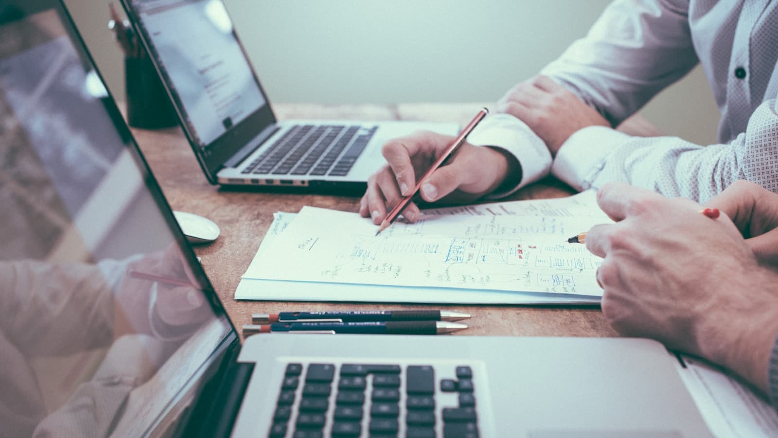 Propietaria de un negocio comparando opciones en un escritorio