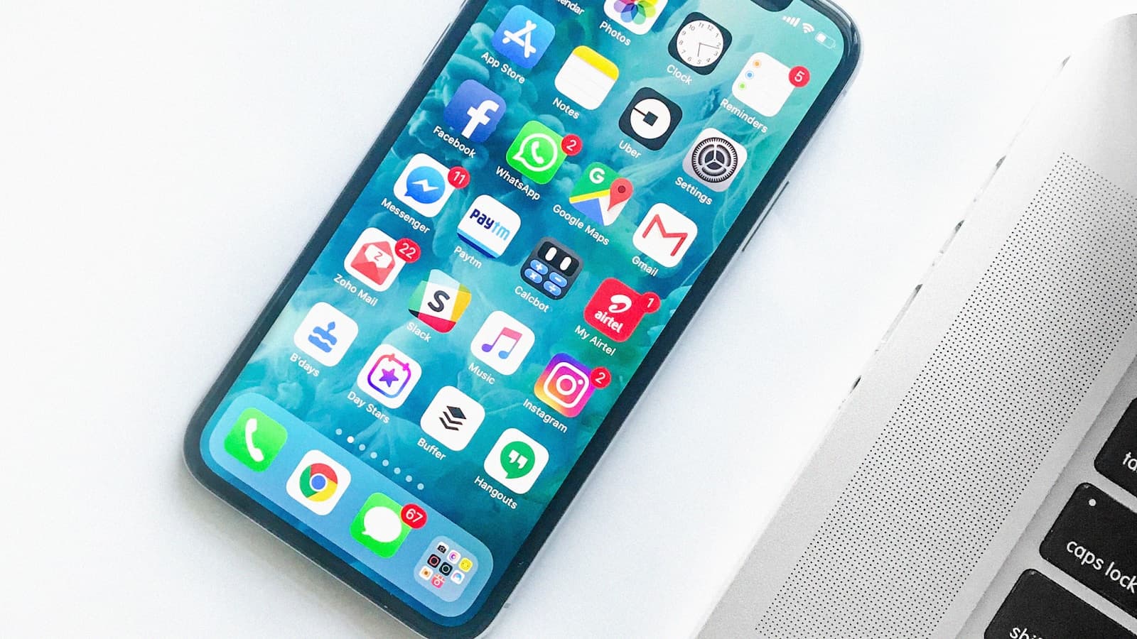 Teléfono móvil sostenido en la mano mostrando la pantalla de llamada