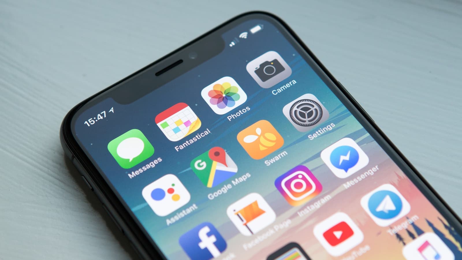 Persona marcando un código en la pantalla de su teléfono móvil