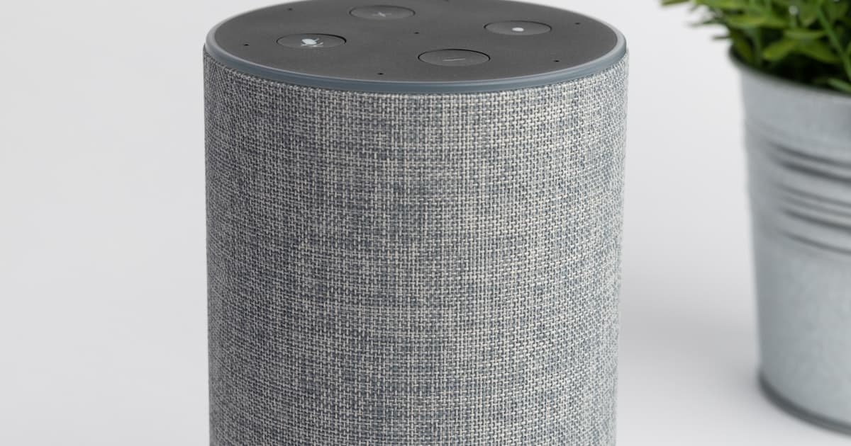 Altavoz inteligente sobre una mesa, el asistente de voz doméstico más conocido