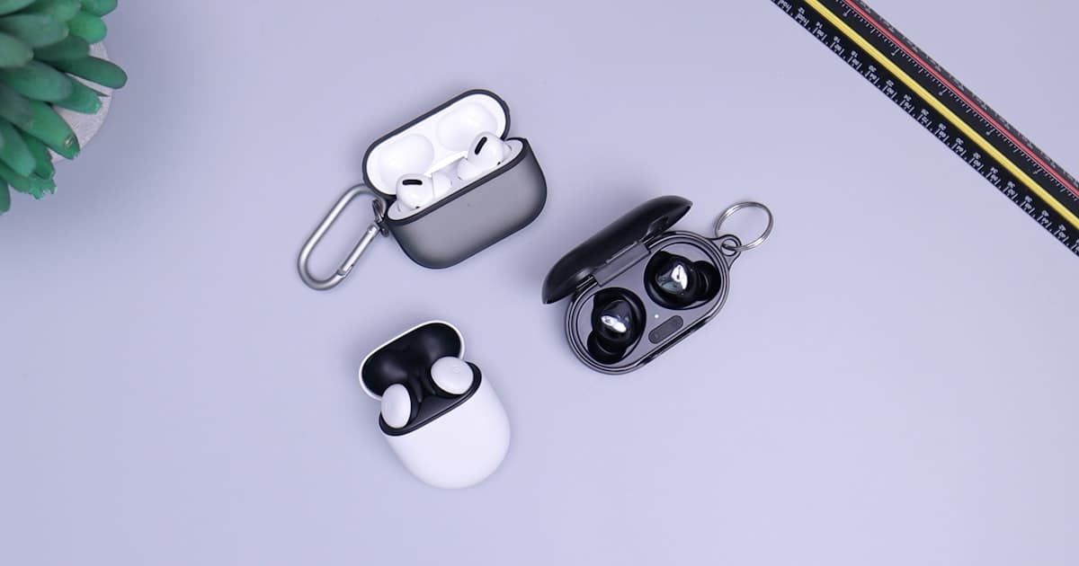 Smartphone con auriculares sobre una mesa, listo para grabar una conversación