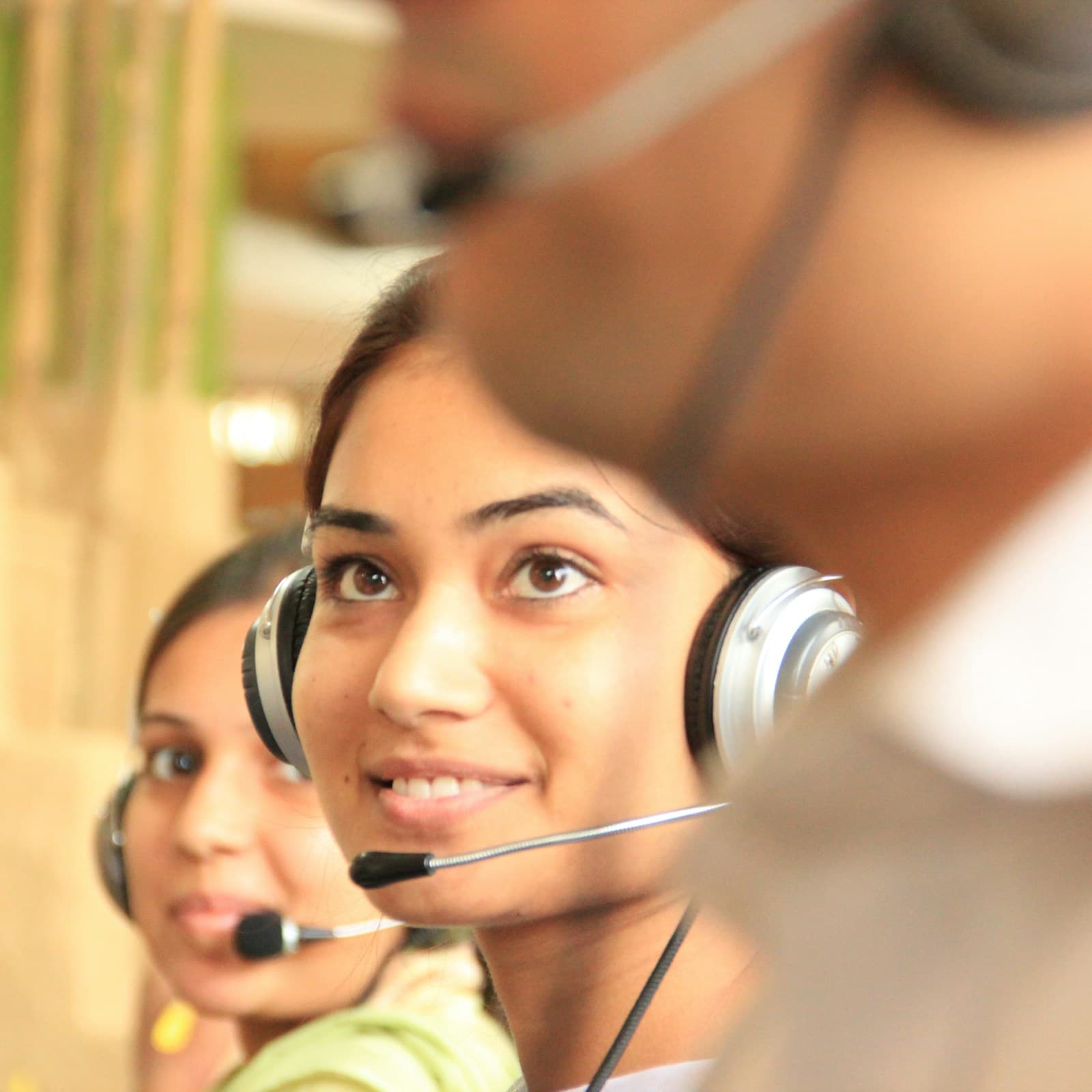 Personas con auriculares atendiendo llamadas en una centralita
